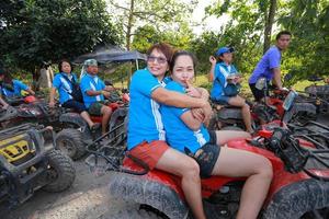 nakhonnayok, Tailandia - diciembre 19 turistas montando Canal de televisión británico a naturaleza aventuras en suciedad pista en diciembre 19, 2015, tailandia foto