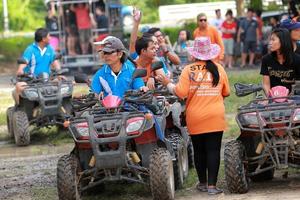 nakhonnayok, Tailandia - diciembre 19 turistas montando Canal de televisión británico a naturaleza aventuras en suciedad pista en diciembre 19, 2015, tailandia foto