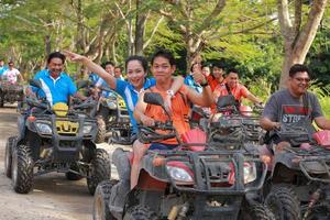 nakhonnayok, Tailandia - diciembre 19 turistas montando Canal de televisión británico a naturaleza aventuras en suciedad pista en diciembre 19, 2015, tailandia foto