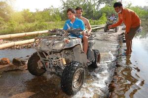 nakhonnayok, Tailandia - diciembre 19 turistas montando Canal de televisión británico a naturaleza aventuras en suciedad pista en diciembre 19, 2015, tailandia foto