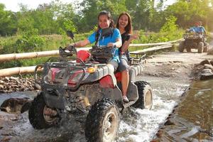 nakhonnayok, Tailandia - diciembre 19 turistas montando Canal de televisión británico a naturaleza aventuras en suciedad pista en diciembre 19, 2015, tailandia foto