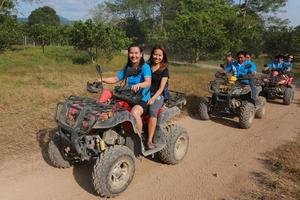 nakhonnayok, Tailandia - diciembre 19 turistas montando Canal de televisión británico a naturaleza aventuras en suciedad pista en diciembre 19, 2015, tailandia foto