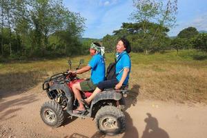 nakhonnayok, Tailandia - diciembre 19 turistas montando Canal de televisión británico a naturaleza aventuras en suciedad pista en diciembre 19, 2015, tailandia foto