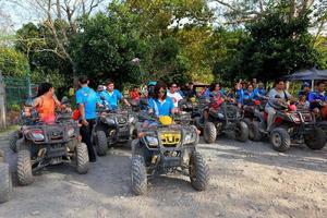 nakhonnayok, Tailandia - diciembre 19 turistas montando Canal de televisión británico a naturaleza aventuras en suciedad pista en diciembre 19, 2015, tailandia foto