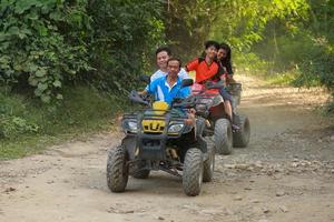 nakhonnayok, Tailandia - diciembre 19 turistas montando Canal de televisión británico a naturaleza aventuras en suciedad pista en diciembre 19, 2015, tailandia foto