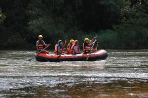 nakhonnayok, Tailandia, diciembre 19 grupo de aventurero haciendo blanco agua canotaje a presa, en diciembre 19, 2015, el río es popular para sus escénico naturaleza vista. foto