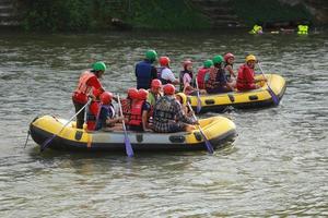 nakhonnayok, Tailandia, diciembre 19 grupo de aventurero haciendo blanco agua canotaje a presa, en diciembre 19, 2015, el río es popular para sus escénico naturaleza vista. foto