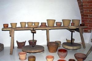 cerámica taller con arcilla ollas en un habitación en el museo foto