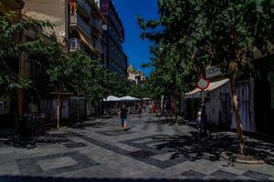 estrecho calles en el antiguo pueblo de Benidorm, España en un calentar verano día foto