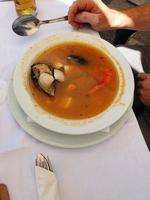 sano tradicional pescado sopa con Mariscos en un restaurante en España foto