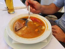 sano tradicional pescado sopa con Mariscos en un restaurante en España foto