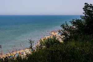 verano playa paisaje, playa y báltico mar en un soleado verano día jastrzebia gora polska foto