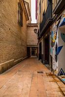 histórico Iglesia en zaragoza en el estrecho mudéjar calles de el ciudad foto