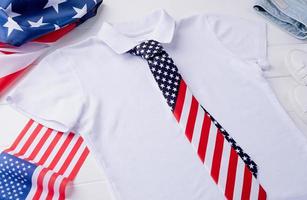 blanco polo camisa con Estados Unidos bandera para Bosquejo diseño, cuarto julio celebracion foto