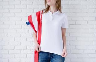 blanco polo camisa en mujer terminado Estados Unidos bandera fondo, Bosquejo diseño foto