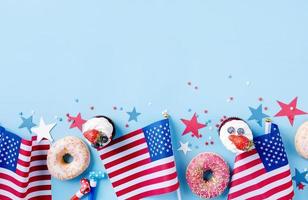 dulce magdalenas y rosquillas con Estados Unidos bandera en azul antecedentes foto