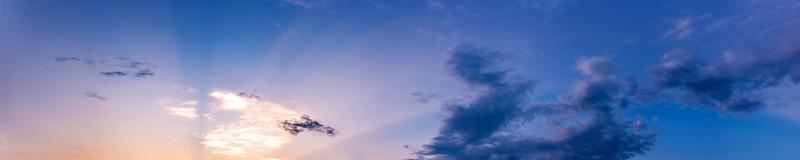 crepúsculo panorama cielo antecedentes con vistoso nube en oscuridad. panorámico imagen. foto