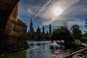 primavera urbano paisaje con pilar catedral en zaragoza, España y el ebro río foto