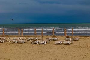 playa paisaje con un playa con hamacas y el mar en No personas foto