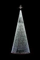 brillante Navidad árbol decoración en negro antecedentes foto