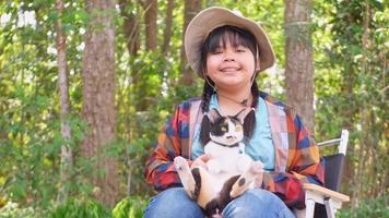 asiatico ragazza seduta con tricolore gatto video