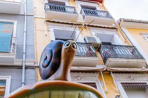 interesante característica calle en el antiguo pueblo de alicante España con crestas foto