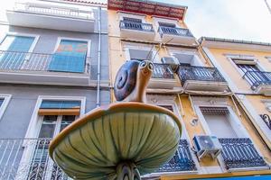 interesante característica calle en el antiguo pueblo de alicante España con crestas foto