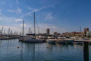 playa paisaje con yate Puerto en alicante España en un verano calentar soleado día foto