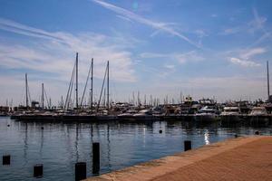 playa paisaje con yate Puerto en alicante España en un verano calentar soleado día foto