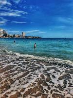 verano playa paisaje en el Español ciudad de alicante en un soleado día foto