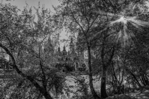 septiembre otoño ver de el catedral y el río en zaragoza en España en un calentar soleado día foto