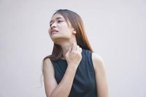 mujer asiática con picazón en la piel foto