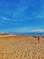 calma playa paisaje de san juan playa en alicante España en un soleado día foto