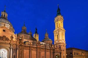 histórico catedral zaragoza a noche y verano noche foto