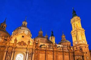 histórico catedral zaragoza a noche y verano noche foto