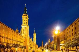 histórico catedral y zaragoza cuadrado a noche y verano noche foto