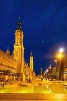 histórico catedral y zaragoza cuadrado a noche y verano noche foto