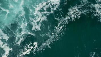 tempestoso onde al di sopra di in profondità blu oceano nel caione spiaggia, Coruna Spagna. aereo fuco tiro video