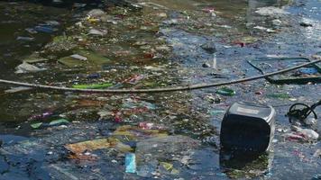 plástico poluição Lixo mar lixo flutua dentro oceano imagens de vídeo. video