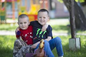 .dos alegre preescolar Niños. amigos en jardín de infancia. el niños son reír. foto