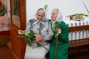 palma domingo.ruso abuelas dos antiguo mujer en un Iglesia en un banco. foto