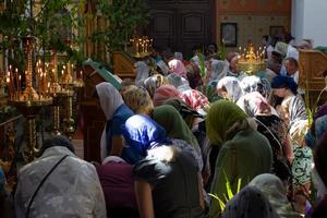 palma domingo.muchos personas en el templo celebrar palma domingo. ortodoxo creyentes un multitud de residentes en el iglesia. foto