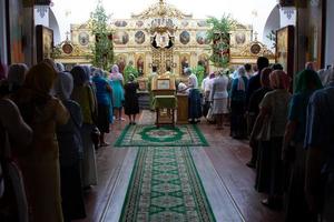 palma domingo.muchos personas en el templo celebrar palma domingo. ortodoxo creyentes un multitud de residentes en el iglesia. foto