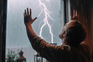 inmortalidad hombre estiramientos su brazos arriba durante un relámpago tormenta generativo ai foto