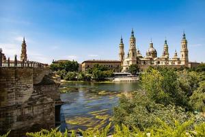 hermosa paisaje nuestra señora del pilar catedral basílica ver desde el ebro río yo foto