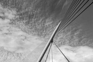 peatonal suspensión puente terminado el ebro río en zaragoza, España en un verano día patinar foto