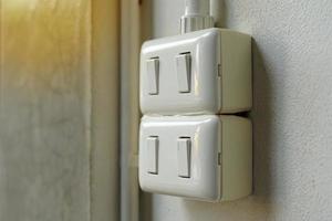 un poder cambiar es un eléctrico dispositivo ese control S el suministro o cortes apagado electricidad según a el necesidades de utilizar en el hogar, oficina o en varios ubicaciones.soft y selectivo enfocar. foto