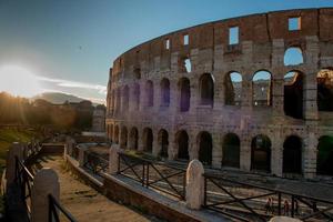 coliseo, originalmente conocido como el flavio anfiteatro . situado en el ciudad centrar de Roma, eso es el mas grande romano anfiteatro en el mundo foto