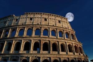 Coliseo en Roma al atardecer foto