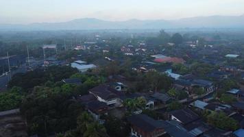 aéreo Visão do uma rural Vila envolto dentro smog a partir de queimando Atividades. áreas com denso smog e coberto com pm2.5. ar poluição e ecológico problemas video